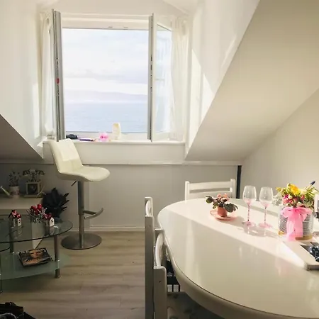 Panoramic Artsy Nest, 아파트 오미스